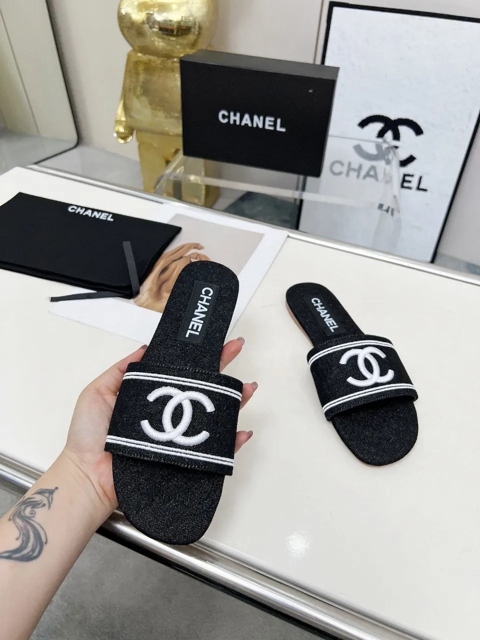👟👟Ex-factory price 400👟👟 Genuine leather sole +30 chanel Chanel 2025 new slippers🔥🔥 Official website counter, fabric sheepskin, lining sheepskin, foot pad goatskin, 3 colors optional, 35-42 sizes Genuine leather sole +30